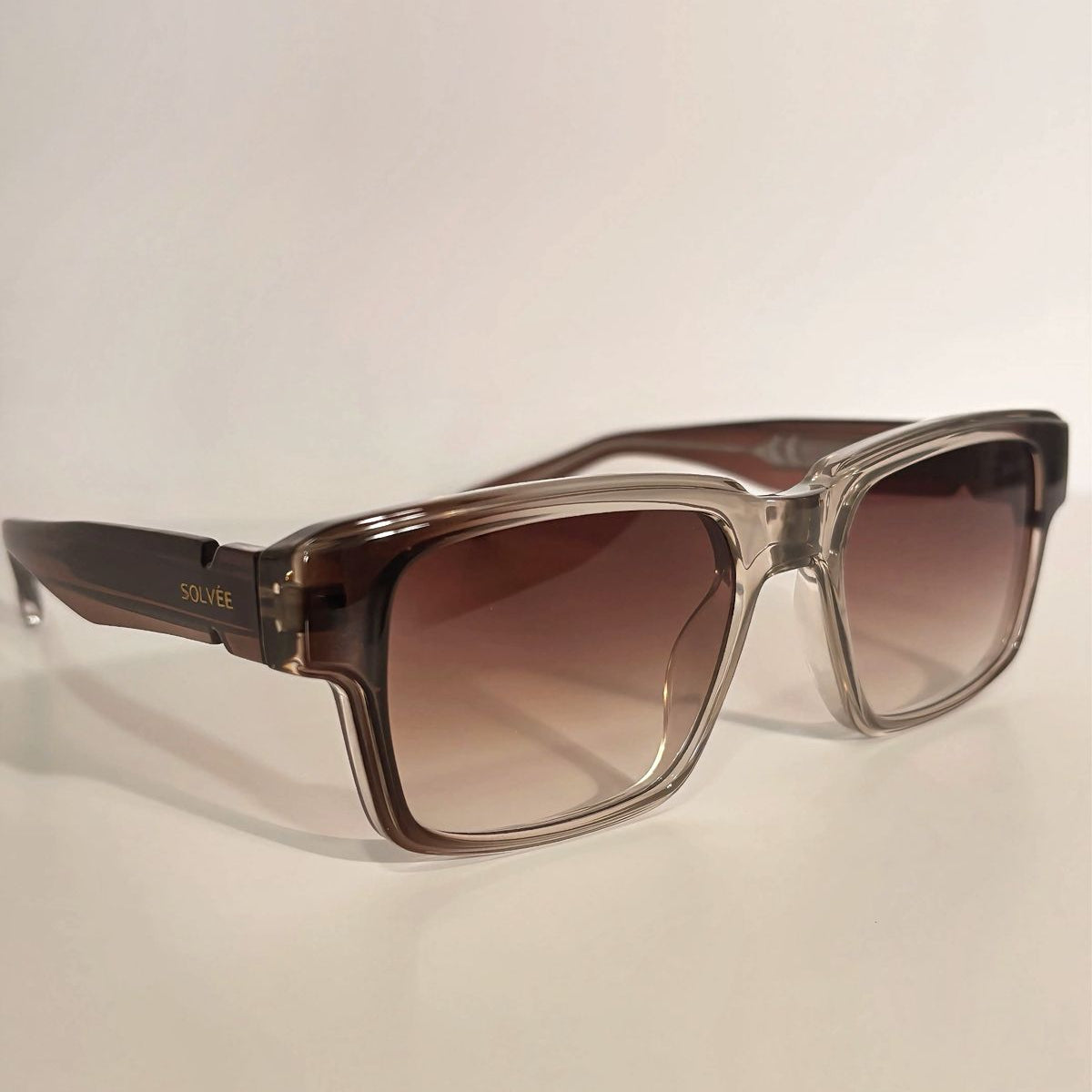 Estilo Premium, Armação Translúcida e Lentes Degradê UV